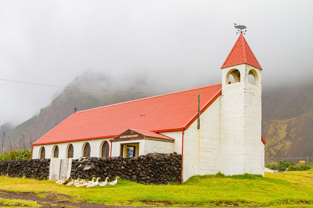 Blick auf die katholische Kirche St. Joseph in Tristan da Cunha,dem entlegensten bewohnten Ort der Erde,Tristan da Cunha,Südatlantik