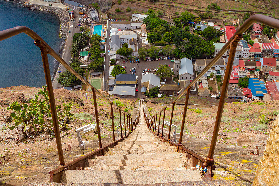 Blick auf Jamestown von der Spitze der Jakobsleiter auf St. Helena,Südatlantik