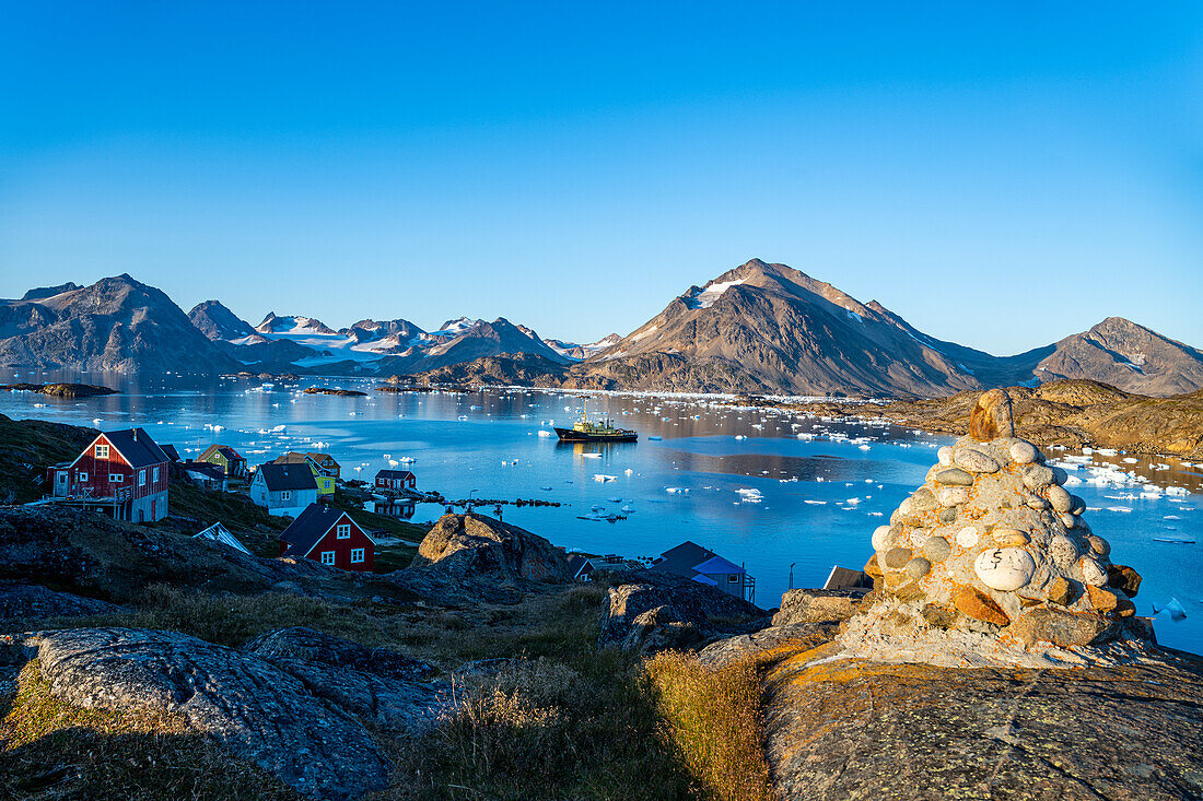 Fischtrawler im gebirgigen Fjord,Kulusuk,Grönland,Dänemark,Polarregionen