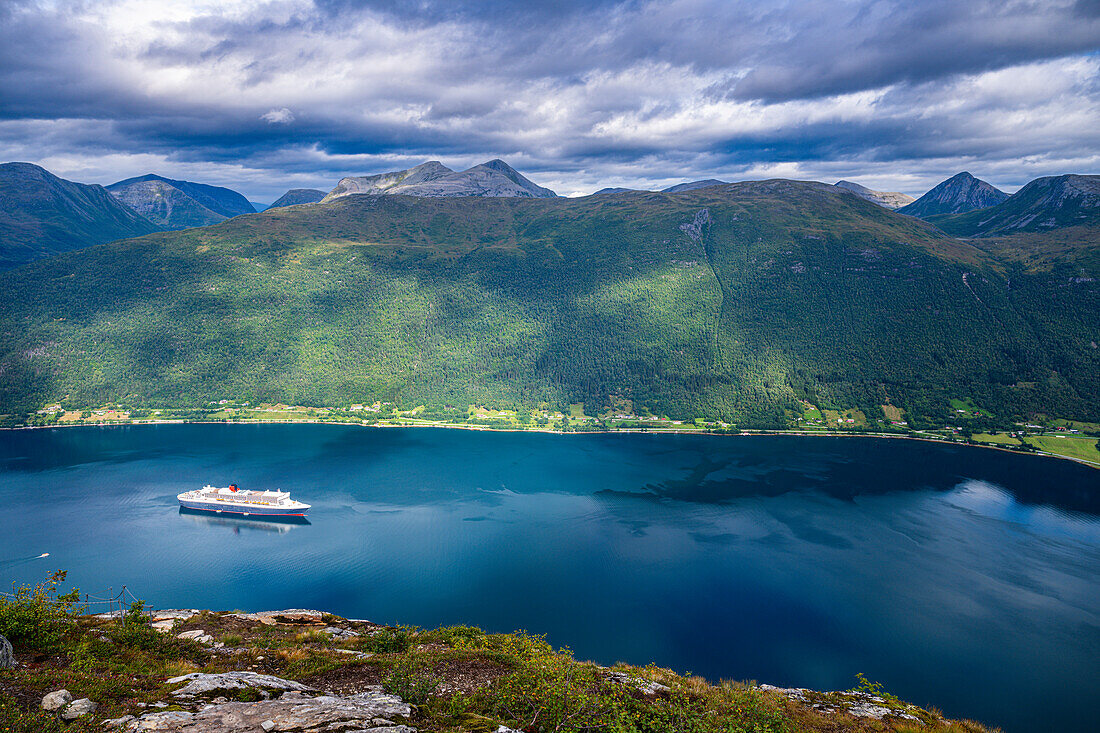 Blick über den Romsdalsfjord,Andalsnes,More og Romsdal,Norwegen,Skandinavien,Europa