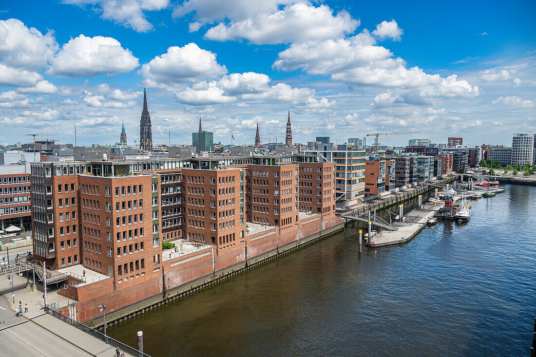 Elbphilamonie,das Hamburger Opernhaus mit Blick auf die Speicherstadt von Hamburg,Deutschland,Europa