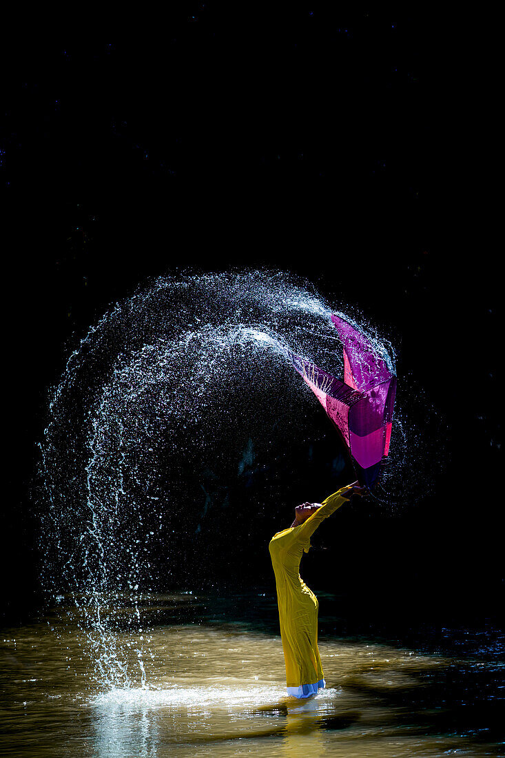 Das Mädchen wäscht ihr Kopftuch und tanzt im Fluss,Vietnam,Indochina,Südostasien,Asien