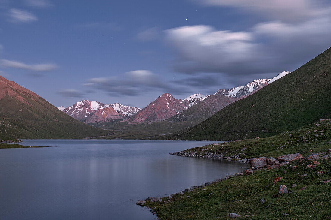 Ruhiger Abend an einem hoch gelegenen Kol-Ukok-See,umgeben von majestätischen Bergen in Kirgisistan,Zentralasien,Asien