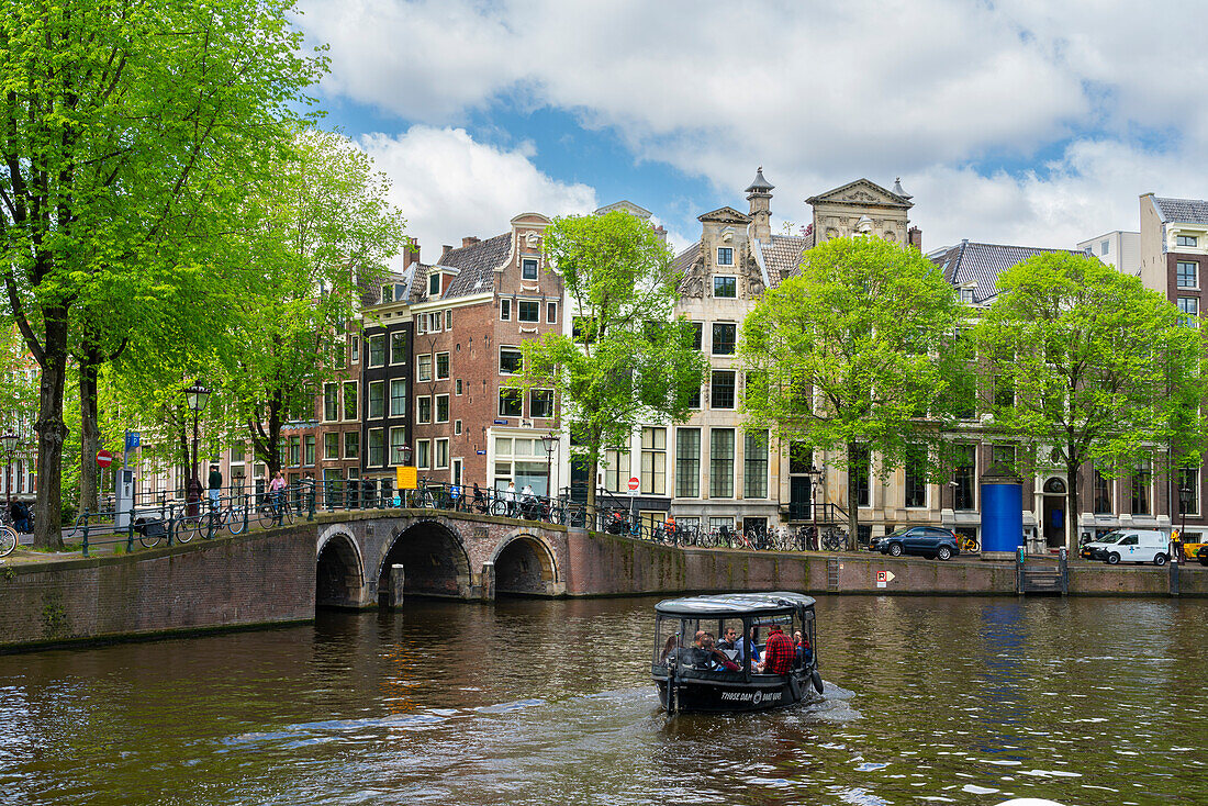 Tourist boat on Herengracht canal, Amsterdam, The Netherlands, Europe