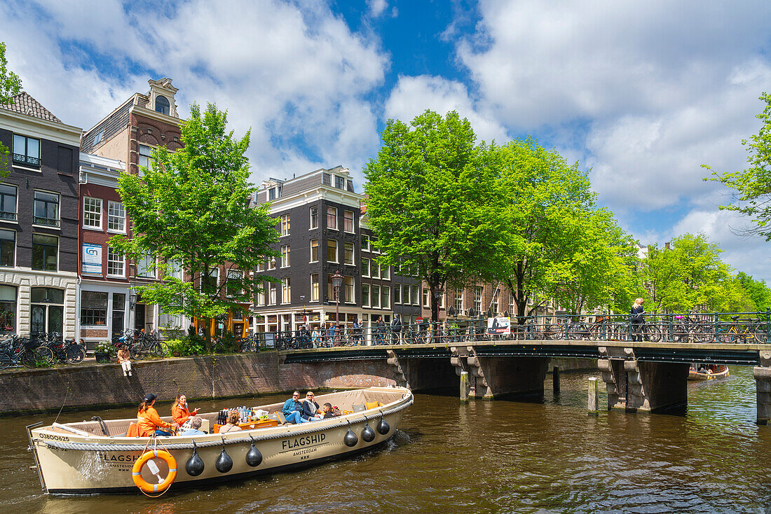 Tourist boat on Herengracht canal, Amsterdam, The Netherlands, Europe