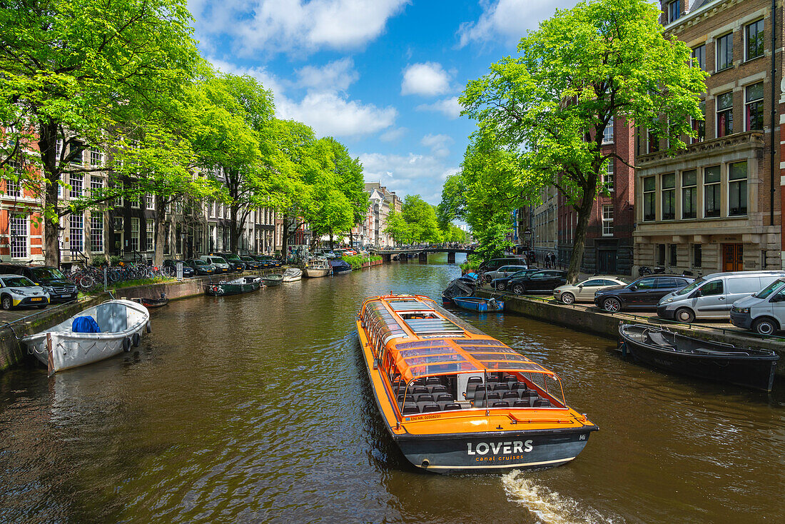 Tourist boat on Herengracht canal, Amsterdam, The Netherlands, Europe