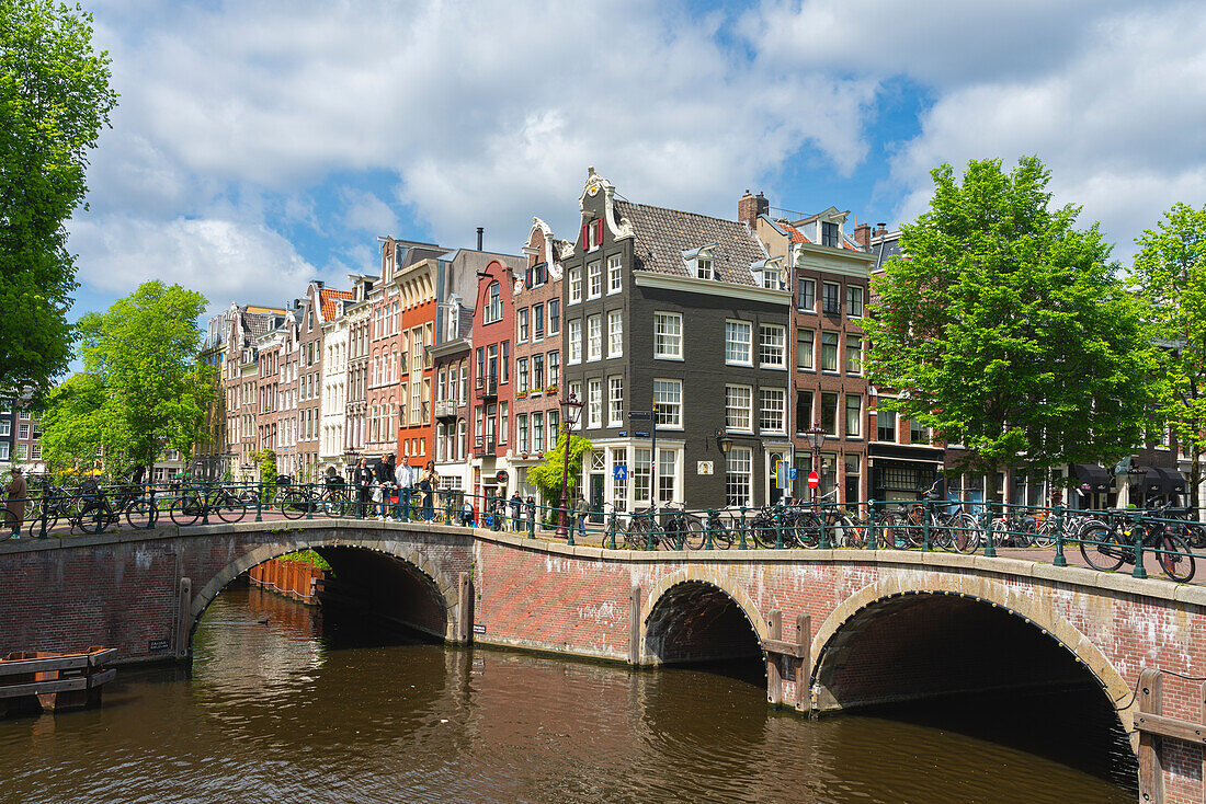 Bridges at intersection of Leliegracht and Keizersgracht canals, Amsterdam, The Netherlands, Europe