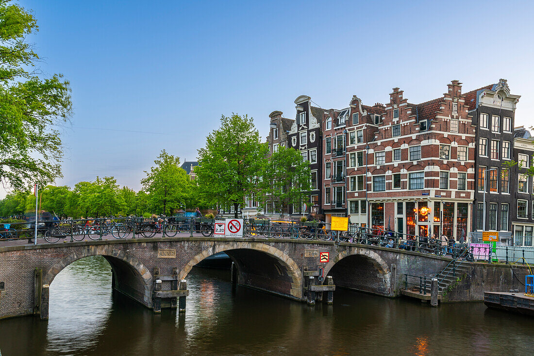 Brücke über den Prinsengracht-Kanal in der Abenddämmerung,Amsterdam,Niederlande,Europa