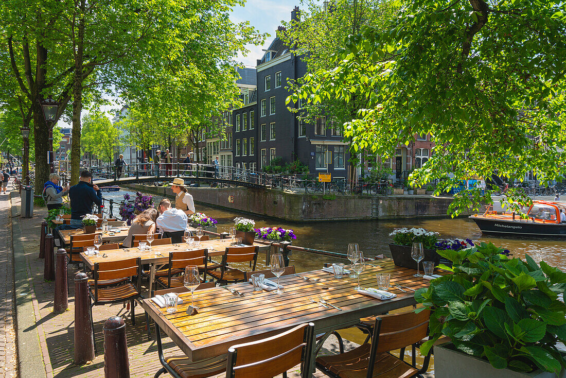 Restauranttische am Brouwersgracht-Kanal,Amsterdam,Niederlande,Europa