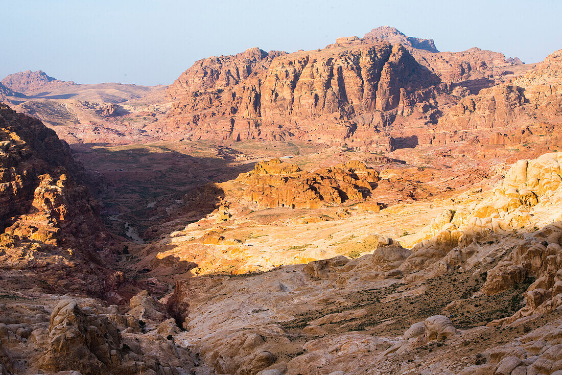 Blick auf den Gebirgskreis,Standort der historischen und archäologischen Nabatäerstadt Petra,UNESCO-Weltkulturerbe,Jordanien,Naher Osten