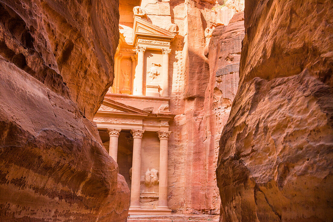 Al-Khasneh (Die Schatzkammer) vom Siq aus gesehen,die historische und archäologische Nabatäerstadt Petra,UNESCO-Welterbestätte,Jordanien,Naher Osten