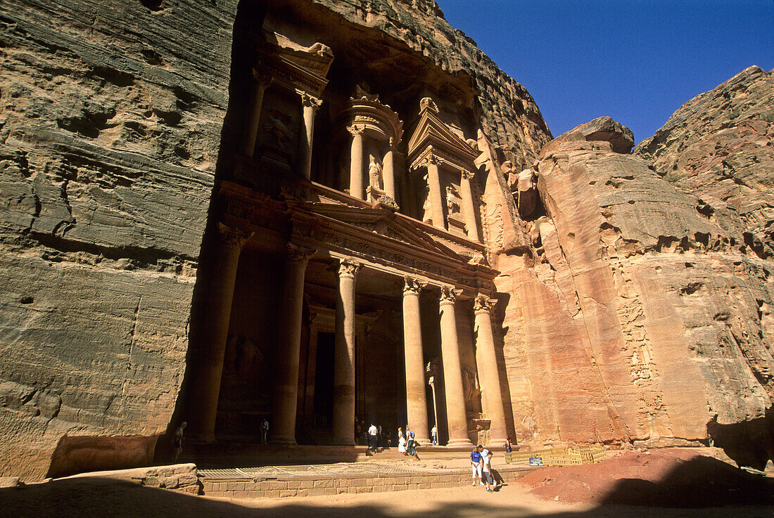 Al Khazneh (The Treasury), one of the most elaborate buildings of the ancient city of Petra, UNESCO World Heritage Site, Jordan, Middle East