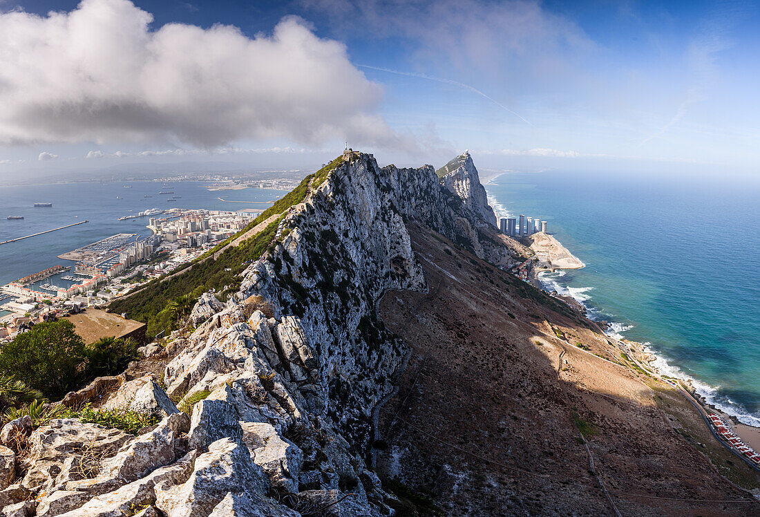 Eindrucksvoller Panoramablick über den Felsen von Gibraltar und die Halbinsel,Blick über die weißen Klippen auf das Mittelmeer und das spanische Festland,Gibraltar,Europa