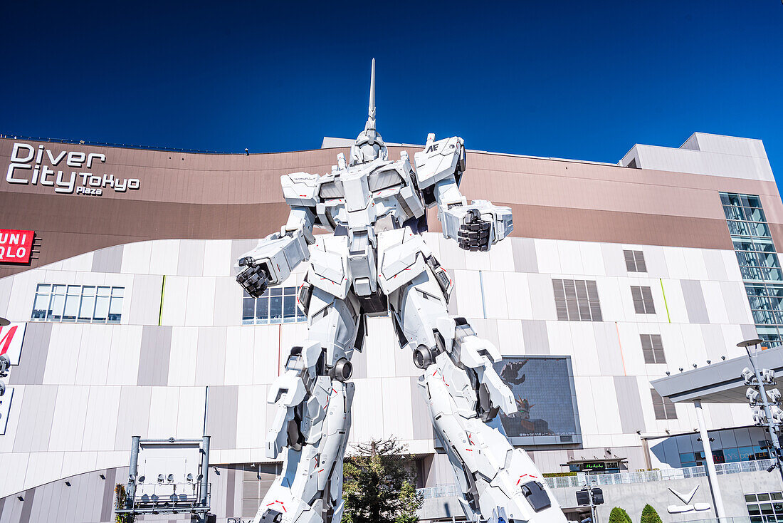 The life-sized Unicorn Gundam statue, Odaiba, against a blue sky, Tokyo, Honshu, Japan, Asia