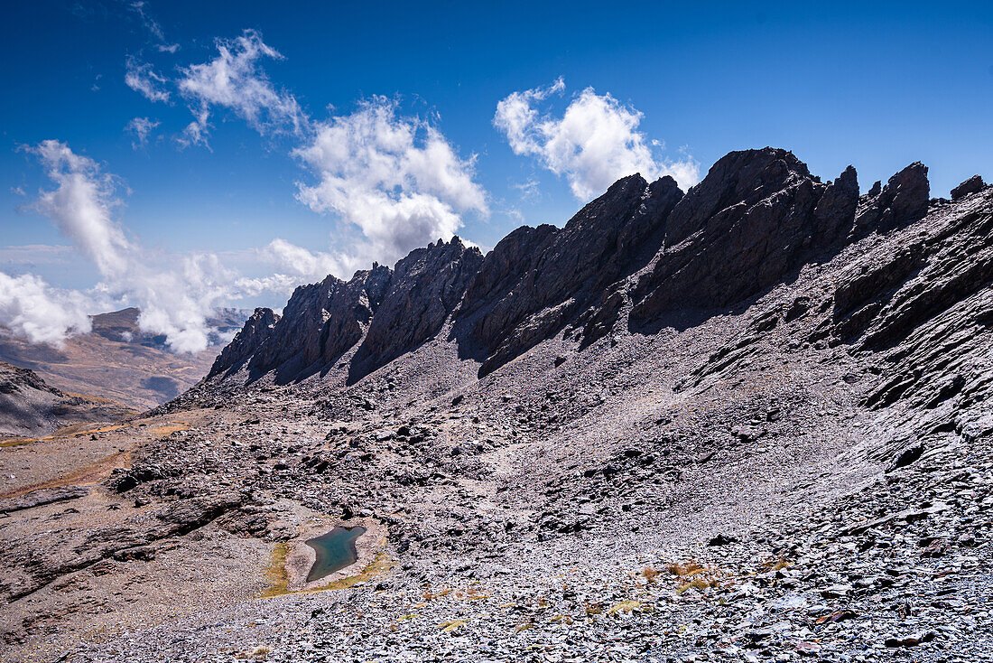 Dramatische zerklüftete Bergkette mit See,Laguna del Rio Secco und Pico del Pulpito,Sierra Nevada,Andalusien,Spanien,Europa