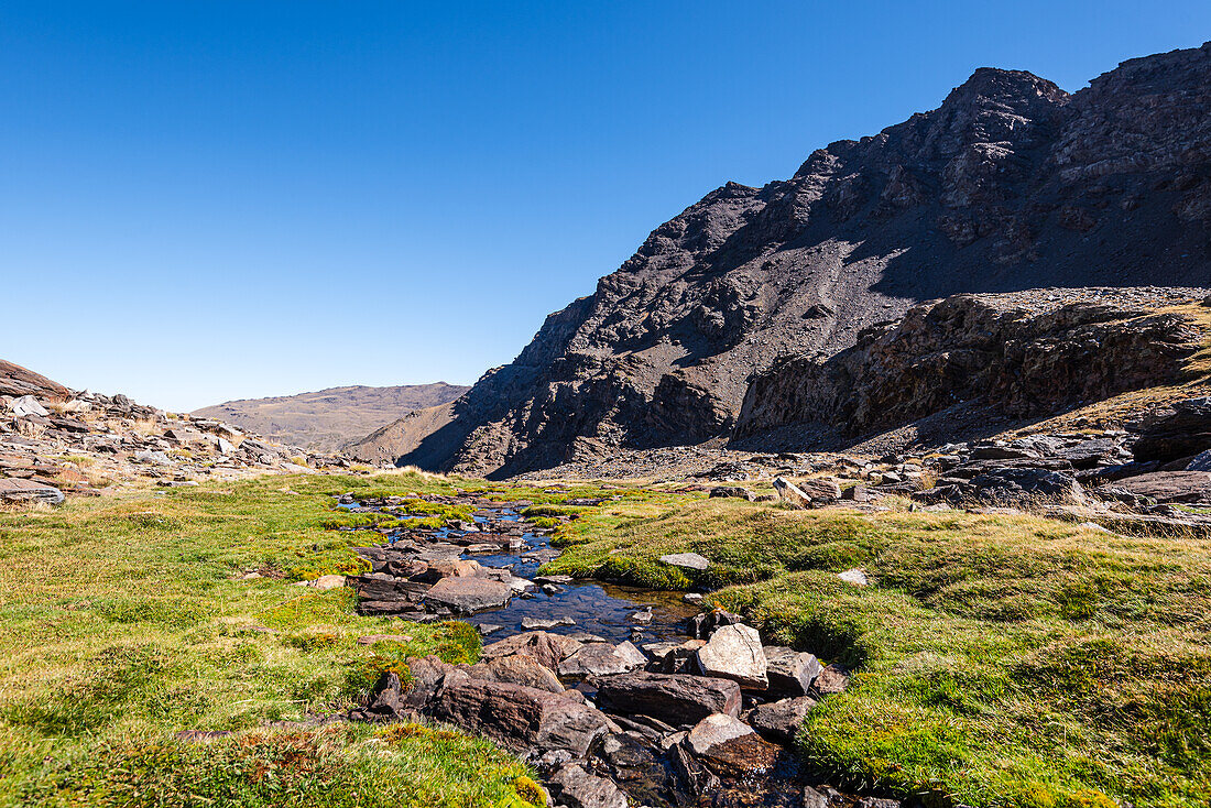 Bergsee,Laguna Larga,am Fuße des Mulhacen,Spaniens höchstem Berg in der Sierra Nevada,Andalusien,Spanien,Europa