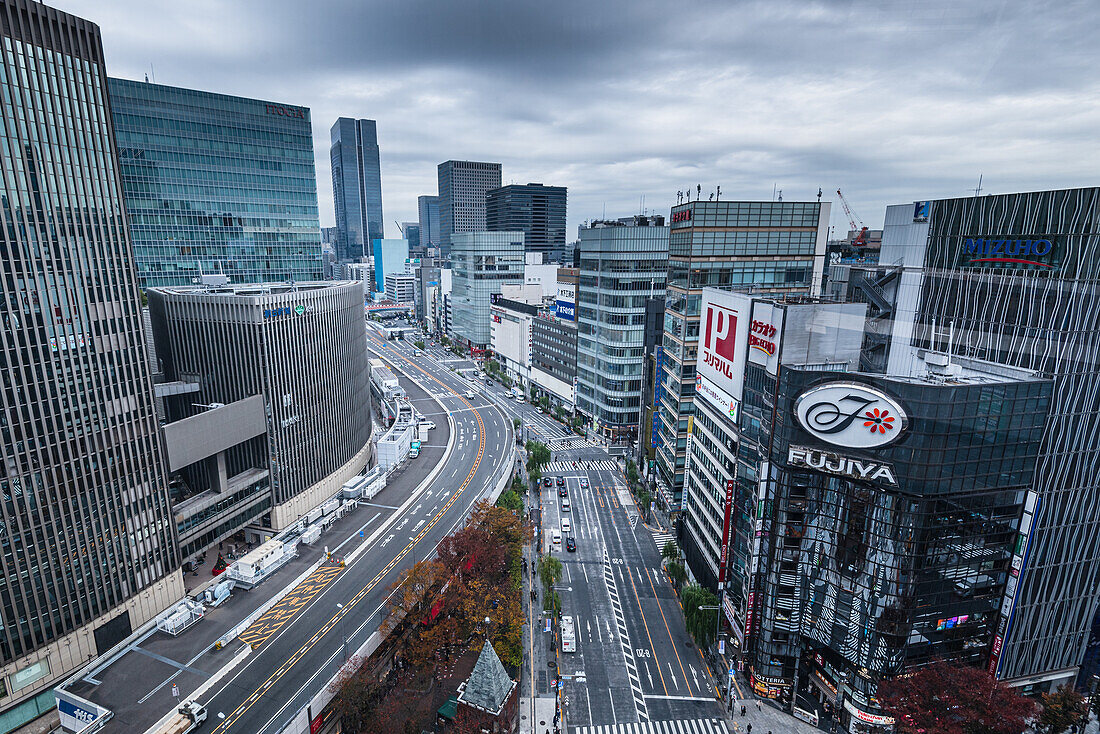 Luftaufnahme der großen Kreuzung in Ginza,Blick über die Straßen und Wolkenkratzerfassaden,Tokio,Honshu,Japan,Asien