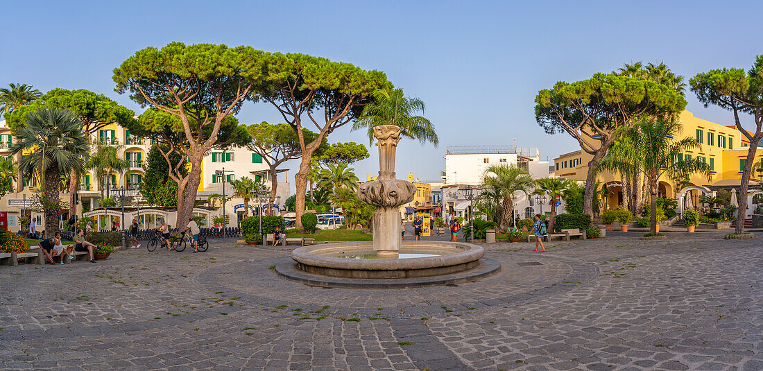 Blick auf den Piazzale Santa Restituta in der Stadt Lacco Ameno,Insel Ischia,Kampanien,Italien,Europa