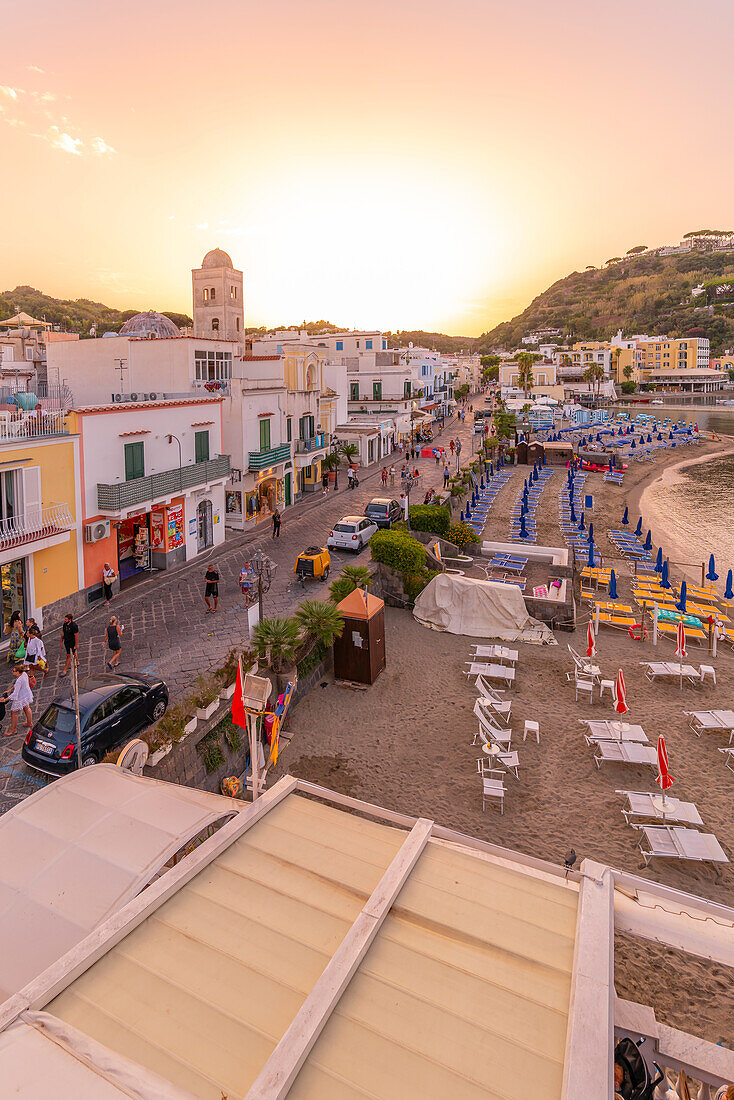 Blick von oben auf den Strand und die Stadt Lacco Ameno bei Sonnenuntergang,Insel Ischia,Kampanien,Italien,Europa