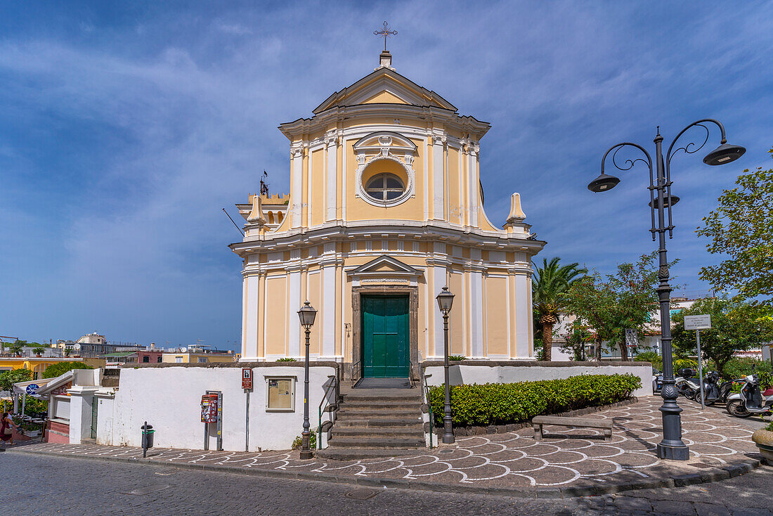 Blick auf Santa Maria delle Grazie e delle Anime del Purgatorio in Porto d'Ischia (Hafen von Ischia),Insel Ischia,Kampanien,Italien,Europa