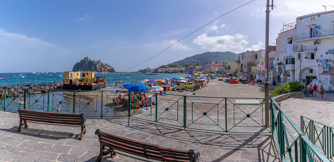 Blick auf den Strand Miramare e Castello und die Burg Aragonese im Hintergrund,Hafen von Ischia,Insel Ischia,Kampanien,Italien,Europa