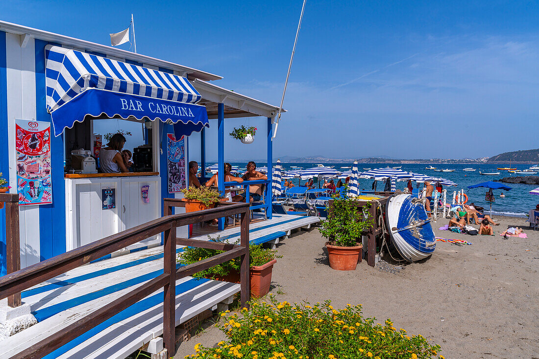 Blick auf den Miramare e Castello Strand,Hafen von Ischia,Insel Ischia,Kampanien,Italien,Europa