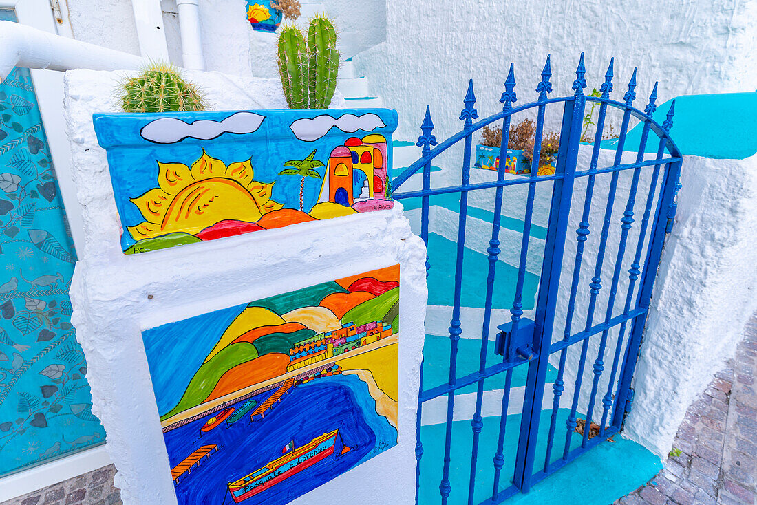 Blick auf bunte Kunstwerke im Hafen von Sant'Angelo,Sant'Angelo,Insel Ischia,Kampanien,Italien,Europa