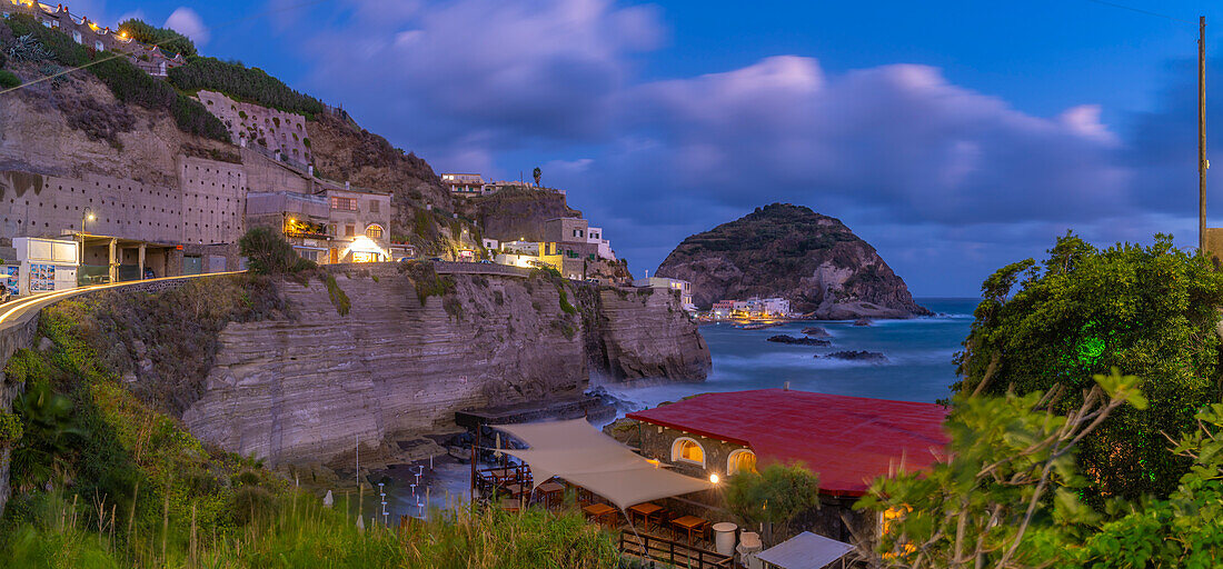 Blick auf Torre di Sant'Angelo von erhöhter Position in Sant'Angelo in der Abenddämmerung,Sant'Angelo,Insel Ischia,Kampanien,Italien,Europa