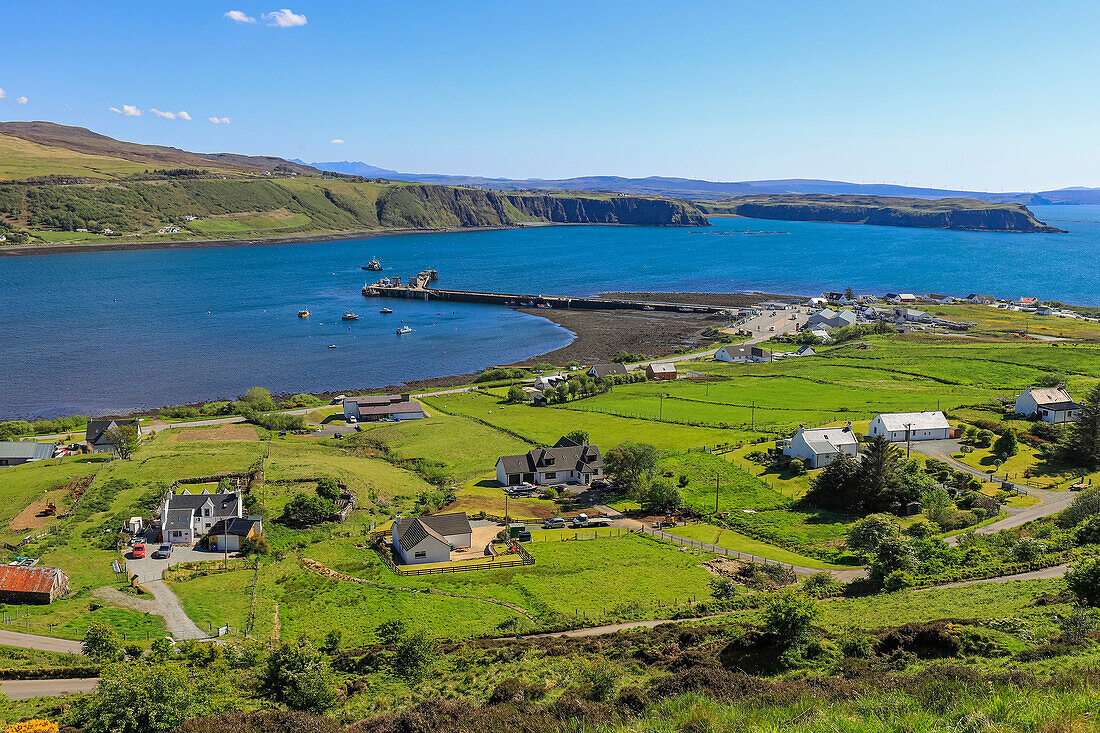 Blick nach Süden vom Aussichtspunkt Idrigal Bay auf den Hafen von Uig und den Fährhafen im äußersten Norden der Insel,Idrigal Bay,Uig,Trotternish Peninsula,Skye,Innere Hebriden,Schottland,Vereinigtes Königreich,Europa