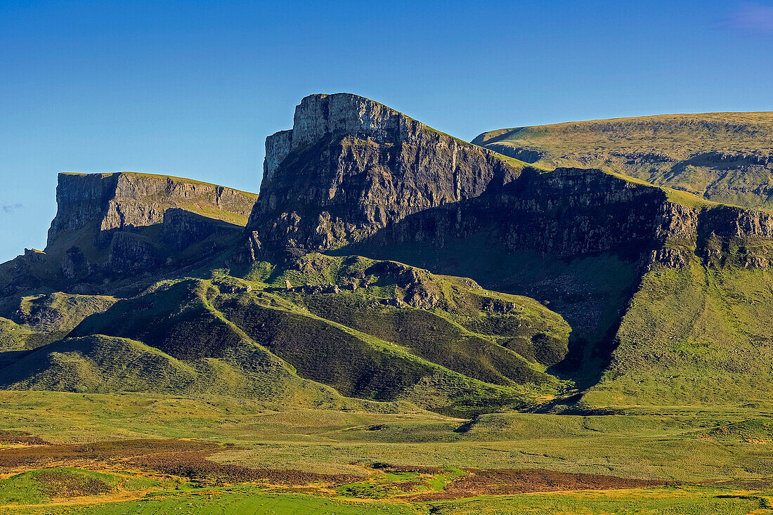 Der Trotternish Ridge nördlich des Quiraing,eine wichtige geologische Besonderheit mit Lavaströmen über jurassischen Sedimenten und eine große landschaftliche Attraktion im äußersten Nordosten der Insel,Flodigarry,Trotternish Peninsula,Skye,Westliche Innere Hebriden,Schottland,Vereinigtes Königreich,Europa