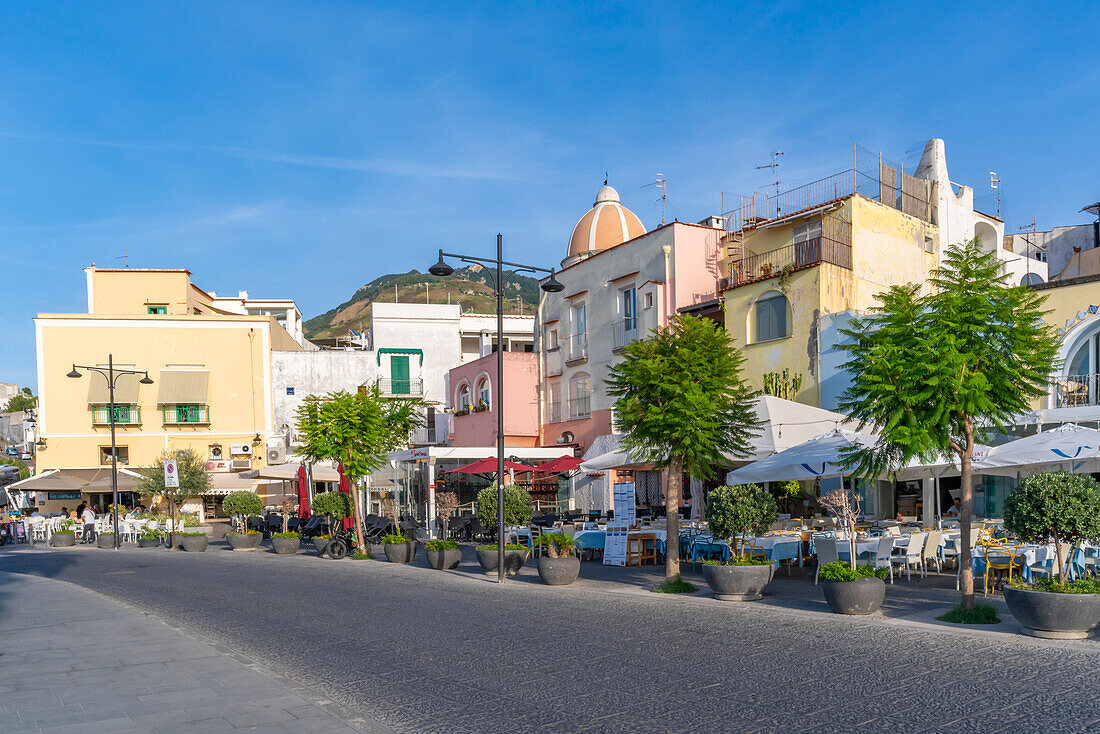 Blick auf Cafés und Bars in der Via Marina,Forio,Insel Ischia,Kampanien,Italien,Europa