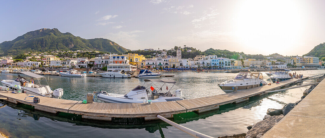 Blick auf Hafenboote und Stadt Lacco Ameno,Insel Ischia,Kampanien,Italien,Europa