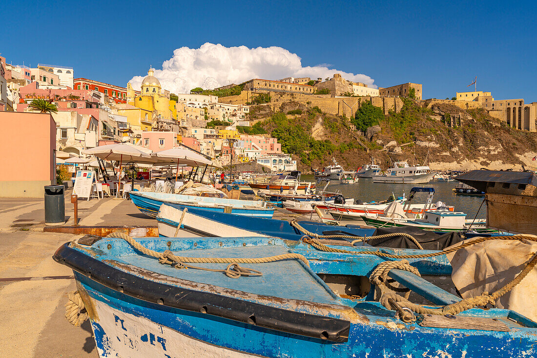 Blick auf Boote in Marina di Corricella und die Kirche Santa Maria delle Grazie im Hintergrund,Procida,Phlegräische Inseln,Golf von Neapel,Kampanien,Süditalien,Italien,Europa