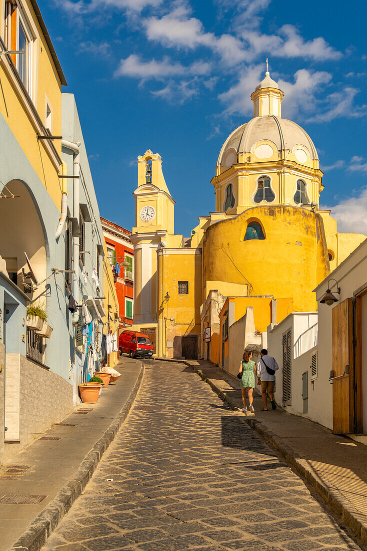 Blick auf die Kirche Santa Maria delle Grazie,Procida,Phlegräische Inseln,Golf von Neapel,Kampanien,Süditalien,Italien,Europa