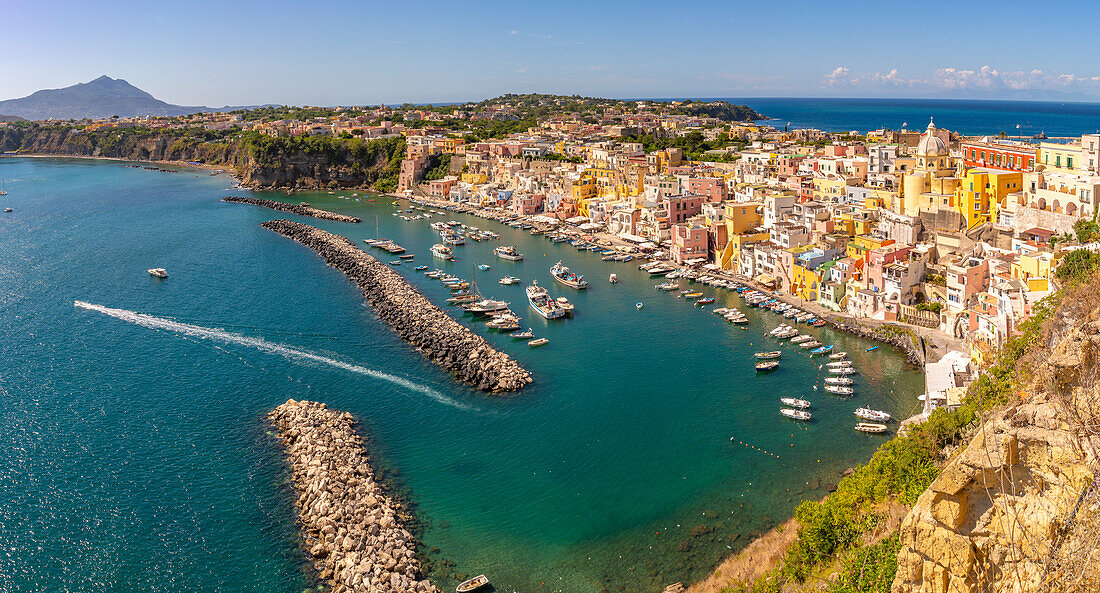 Blick auf Marina di Corricella von erhöhter Position bei Terra Murata,Procida,Phlegräische Inseln,Golf von Neapel,Kampanien,Süditalien,Italien,Europa