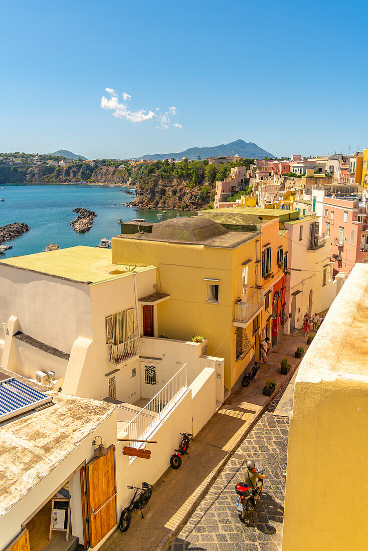 Blick auf Marina di Corricella von der Kirche Santa Maria delle Grazie,Procida,Phlegräische Inseln,Golf von Neapel,Kampanien,Süditalien,Italien,Europa