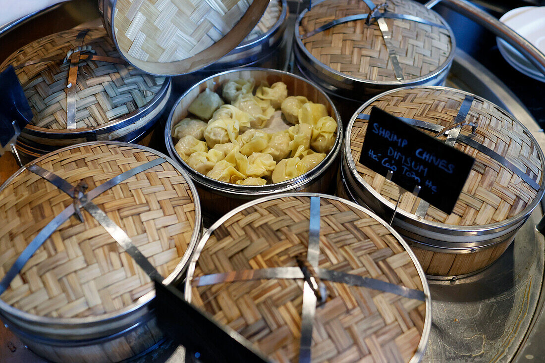 Verschiedene Dim Sum in einer gedämpften Bambusschale,Ho-Chi-Minh-Stadt,Vietnam,Indochina,Südostasien,Asien,Asien