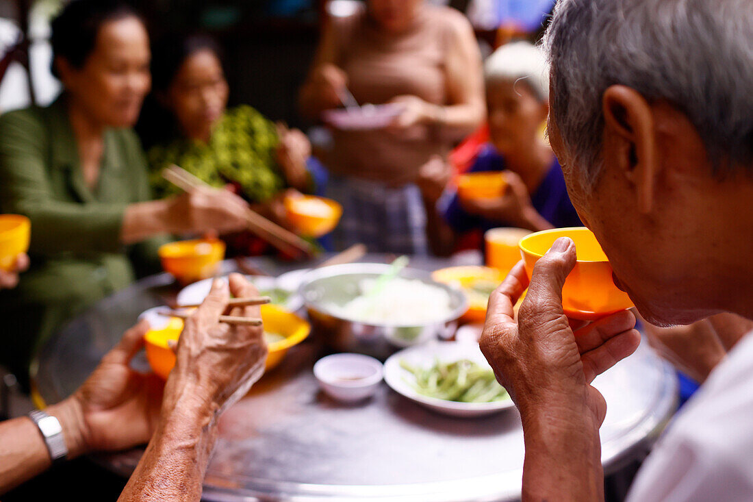 Eine Gruppe von Freunden genießt eine Mahlzeit in einem vegetarischen Restaurant,Provinz An Giang,Mekong-Delta,Vietnam,Indochina,Südostasien,Asien,Asien