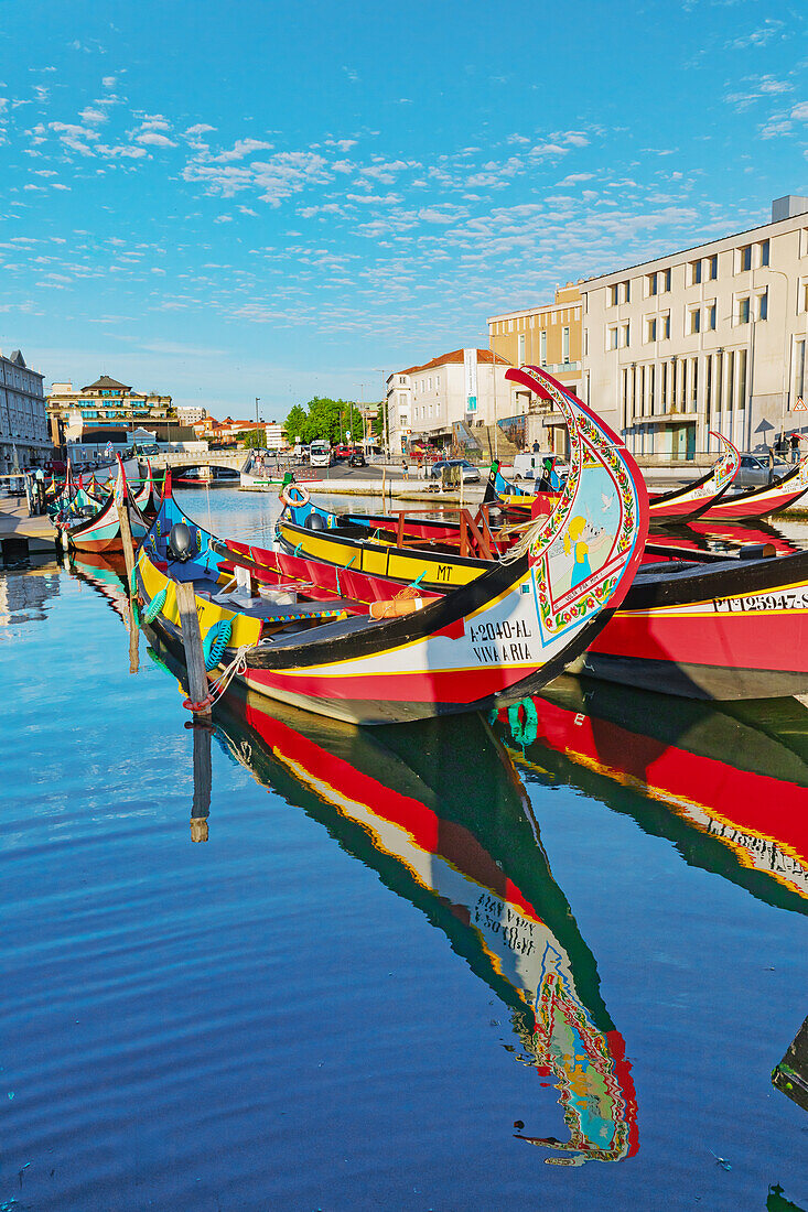 Moliceiro-Boote schwimmen auf dem Hauptkanal von Aveiro,Aveiro,Portugal,Europa