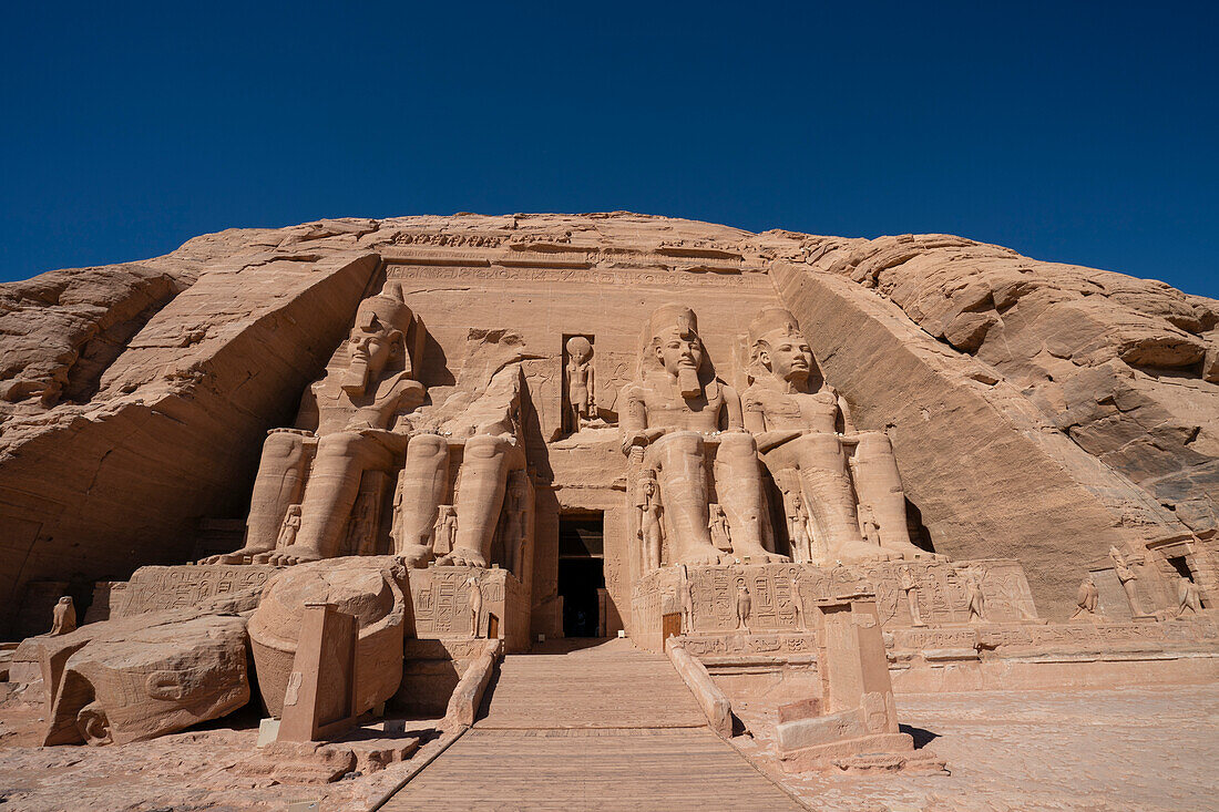 Colossal statues of King Ramses II, Abu Simbel, UNESCO World Heritage Site, Egypt, North Africa, Africa