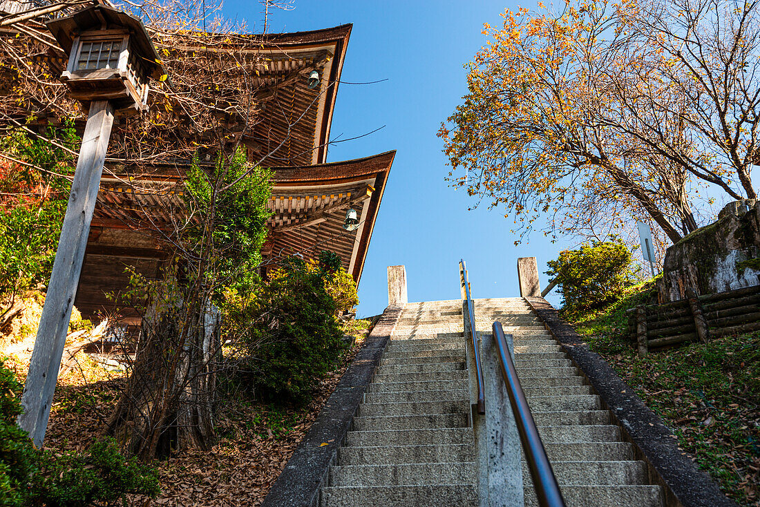 Treppe an einer Laterne,die im Herbst auf ein Tempeldach führt,Yoshino Yama,Honshu,Japan,Asien