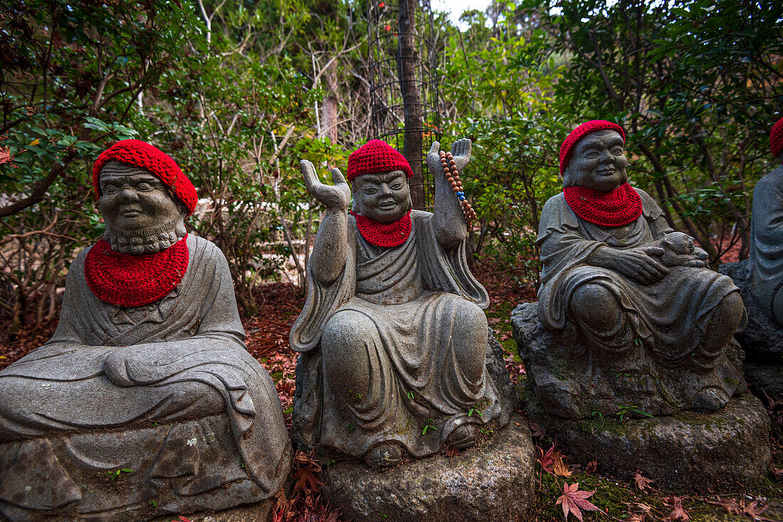 Daishoin-Tempel (Suisho-ji) mit Hunderten von buddhistischen Statuen mit roten Hüten,Insel Miyajima,Präfektur Hiroshima,Honshu,Japan,Asien