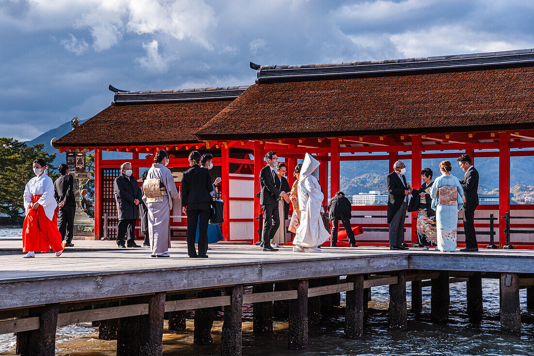 Japanische Hochzeit im Itsukushima-Schrein,Shinto-Tempel,Insel Miyajima,UNESCO-Weltkulturerbe,Präfektur Hiroshima,Honshu,Japan,Asien