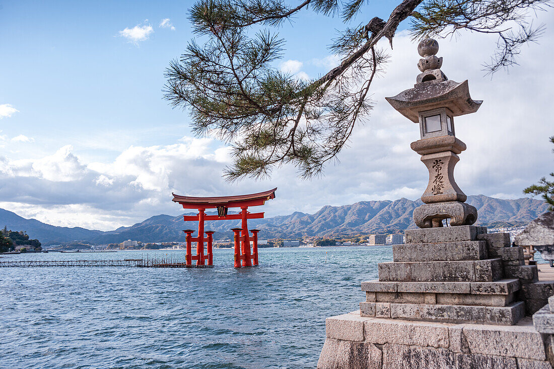 Steinlaterne und Torii-Tor,Itsukushima-Schrein,Shinto-Tempel mit schwimmendem Torii Otori,UNESCO-Weltkulturerbe,Insel Miyajima,Präfektur Hiroshima,Honshu,Japan,Asien