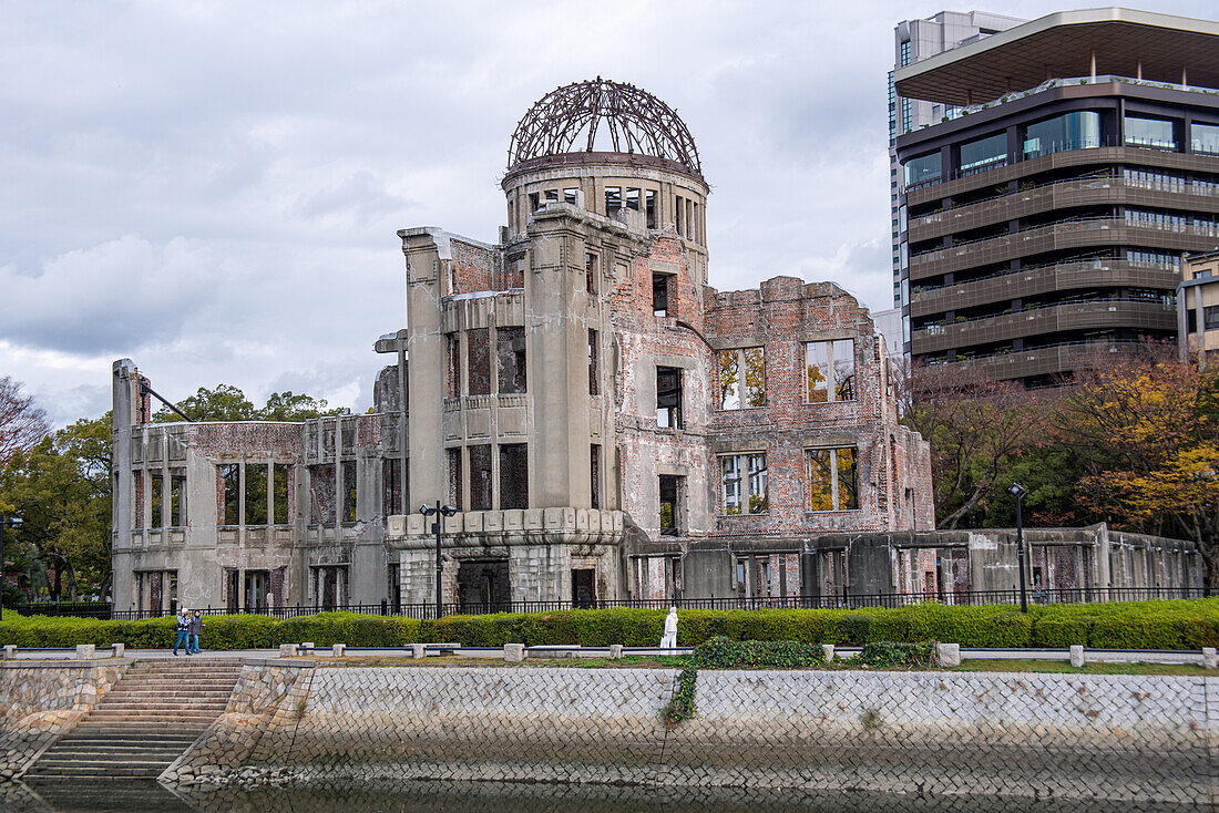 Die A-Bomben-Kuppel,skelettartige Ruinen der ehemaligen Industrieförderungshalle der Präfektur Hiroshima im Hypocenter,Hiroshima Peace Memorial,UNESCO-Welterbestätte,Horoshima,Honshu,Japan,Asien