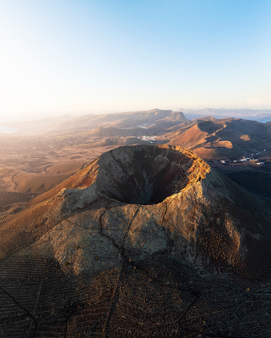 Luftaufnahme des Kraters des Volcan de la Corona bei Sonnenaufgang,Haria,Las Palmas,Lanzarote,Kanarische Inseln,Spanien,Atlantik,Europa