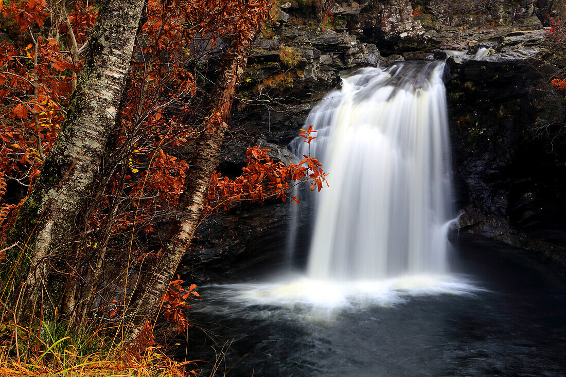 Fossach Falls in der Nähe von Loch Lomond,Loch Lomond and The Trossach National Park,Schottland,Vereinigtes Königreich,Europa