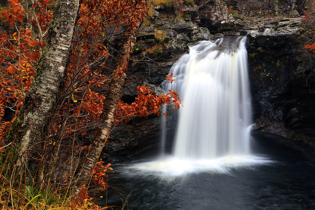 Fossach Falls in der Nähe von Loch Lomond,Loch Lomond and The Trossach National Park,Schottland,Vereinigtes Königreich,Europa