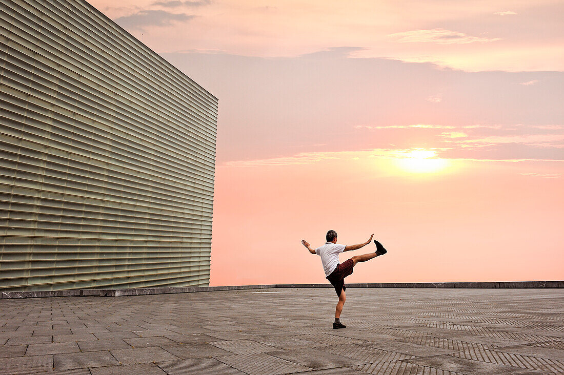 Mann übt Tai-Chi auf der Esplanade des Kongresszentrums und Auditoriums Kursaal des spanischen Architekten Rafael Moneo,San Sebastian,Golf von Biskaya,Provinz Gipuzkoa,Baskenland,Spanien,Europa