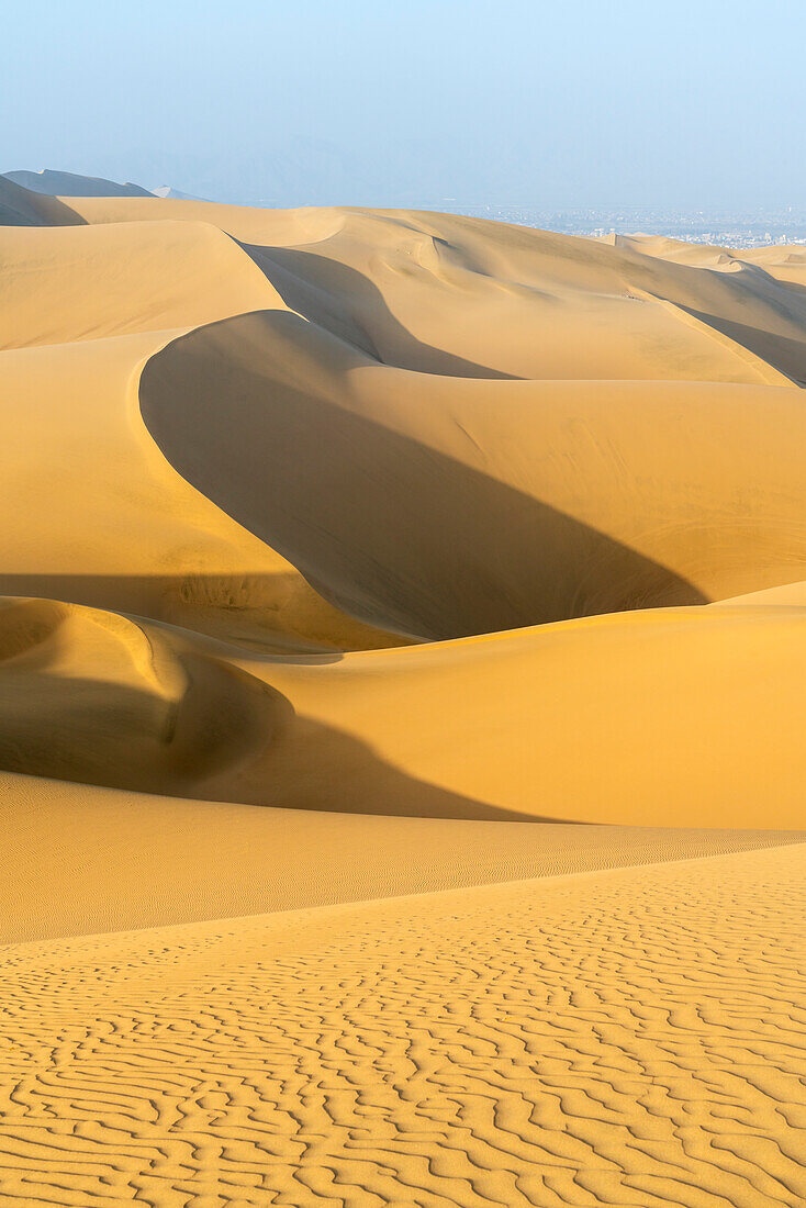 Sanddünen in der Wüste bei Sonnenuntergang,Huacachina,Bezirk Ica,Provinz Ica,Region Ica,Peru,Südamerika